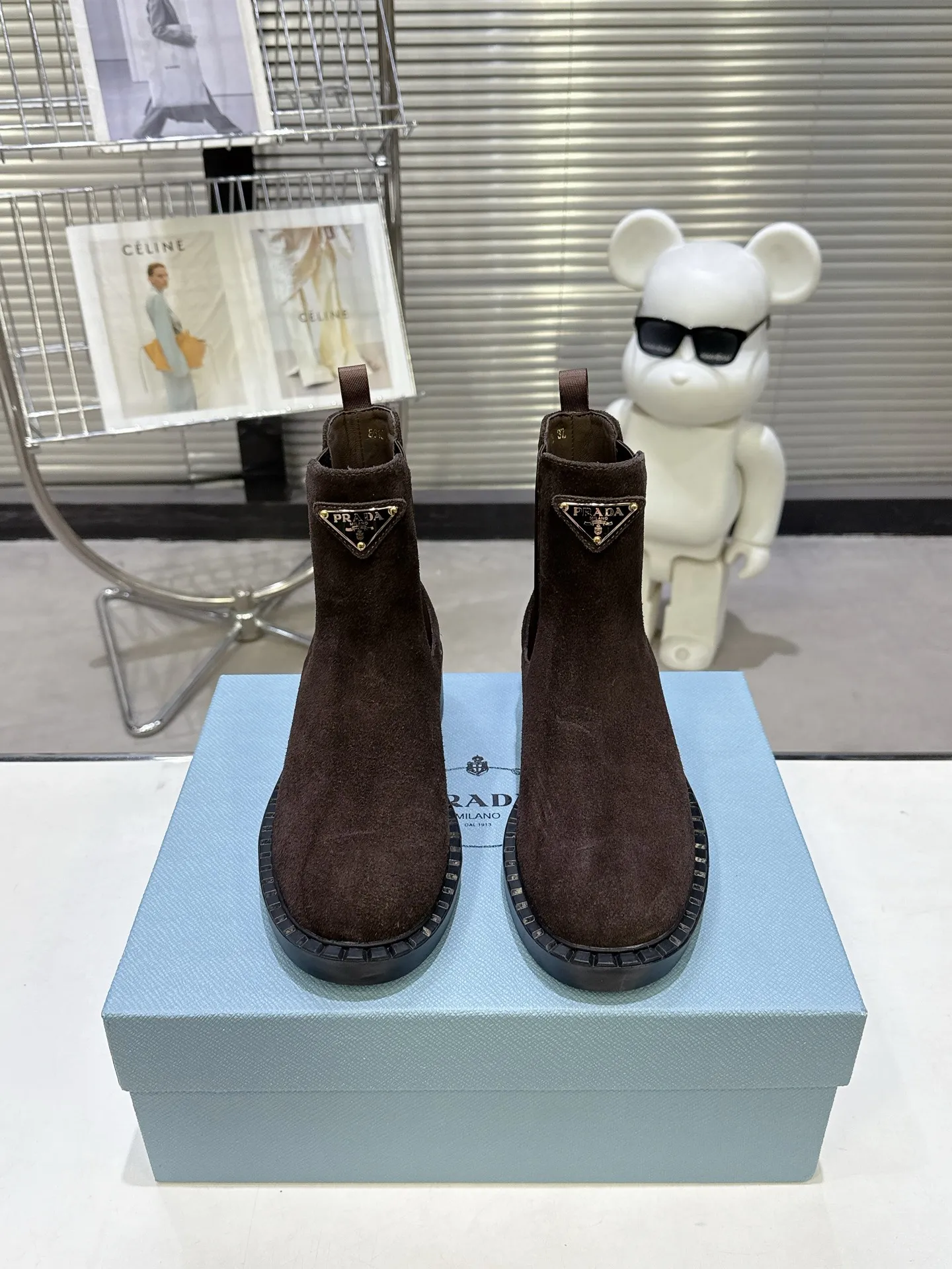 👟👟Ex-factory price 600👟👟 Prada thick-soled retro Martin boots. Elastic elastic, classic thick soles, with triangular buckle. Simple, elegant, fashionable and versatile. Fabric cowhide, open edge beaded cowhide. The lining is made of soft and delicate sheepskin, and the foot feels comfortable. The rubber mold is non-slip and lightweight. Original package sole. Standard size: 35-40. Order 41